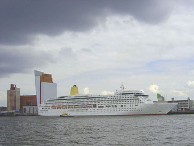 Cruiseschip ms Aurora van P&O aan de Cruise Terminal Rotterdam