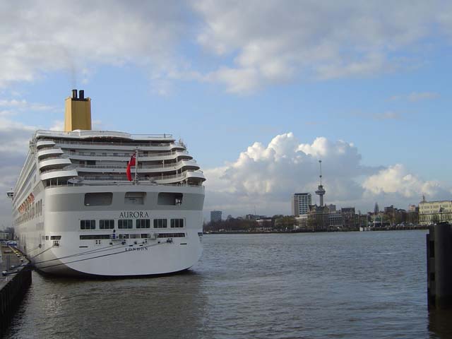 Cruiseschip ms Aurora van P&O aan de Cruise Terminal Rotterdam