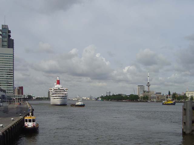 Aankomst van de Black Watch van Fred Olsen aan de Cruise Terminal Rotterdam