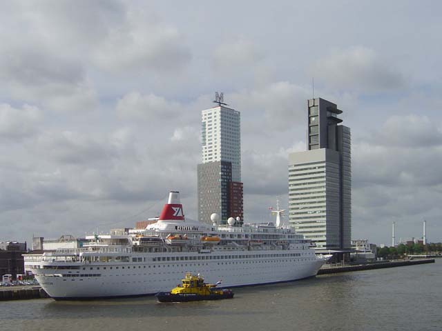 Cruiseschip ms Black Watch van Fred Olsen aan de Cruise Terminal Rotterdam