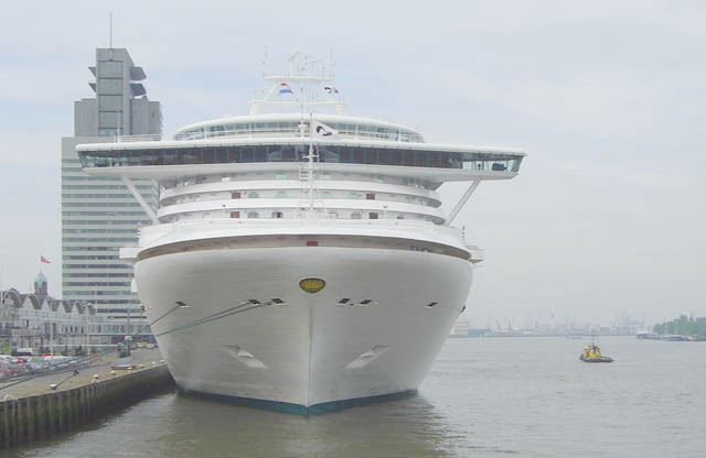 Cruiseschip ms Golden Princess van Princess Cruises aan de Cruise Terminal Rotterdam