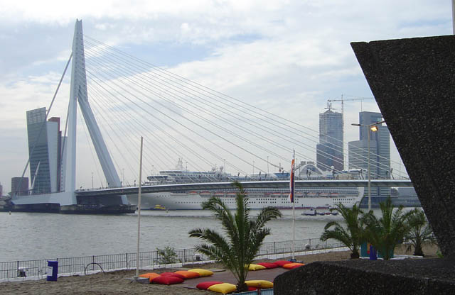 Cruiseschip ms Golden Princess van Princess Cruises aan de Cruise Terminal Rotterdam vanaf Strand aan de Maas 