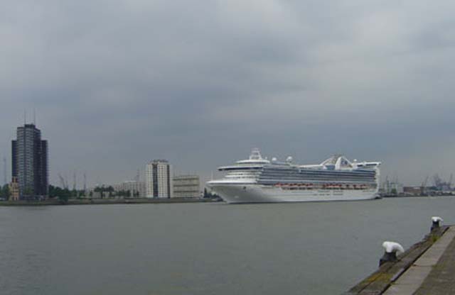 Cruiseschip ms Golden Princess van Princess Cruises aan de Cruise Terminal Rotterdam