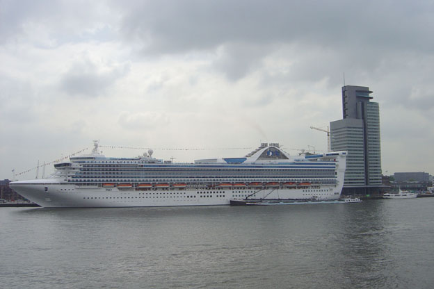 Cruiseschip ms Grand Princess van Princess Cruises aan de Cruise Terminal Rotterdam