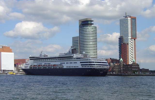 Cruiseschip ms Maasdam van de Holland America Line aan de Cruise Terminal Rotterdam