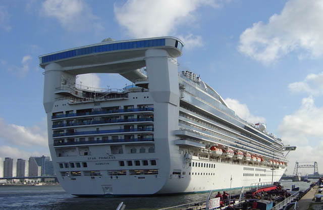 Cruiseschip ms Star Princess van Princess Cruises aan de Cruise Terminal Rotterdam