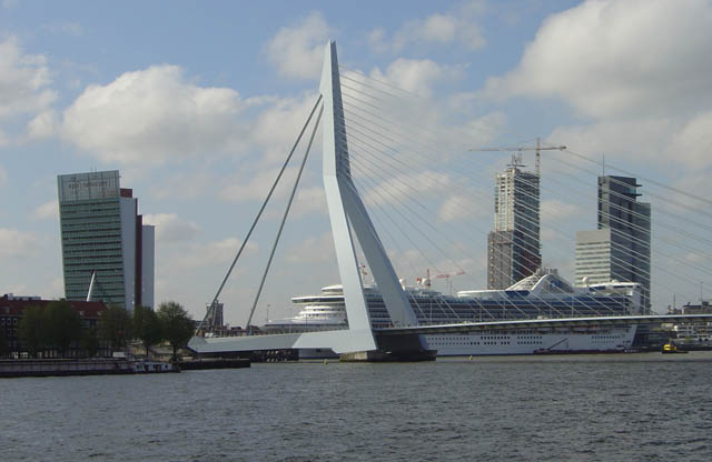 Cruiseschip ms Star Princess van Princess Cruises aan de Cruise Terminal Rotterdam