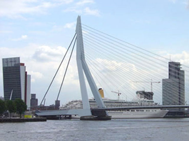 Cruiseschip ms Aurora van P&O aan de Cruise Terminal Rotterdam