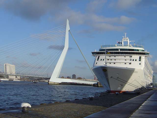 Cruiseschip ms Aurora van P&O aan de Cruise Terminal Rotterdam