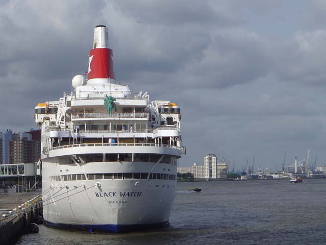 Cruiseschip ms Black Watch van Fred Olsen aan de Cruise Terminal Rotterdam