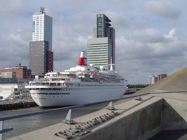 Cruiseschip ms Black Watch van Fred Olsen aan de Cruise Terminal Rotterdam