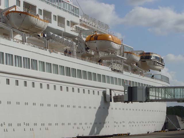 Cruiseschip ms Black Watch van Fred Olsen aan de Cruise Terminal Rotterdam