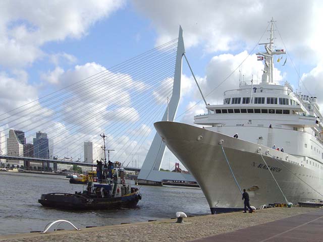 Cruiseschip ms Black Watch van Fred Olsen aan de Cruise Terminal Rotterdam