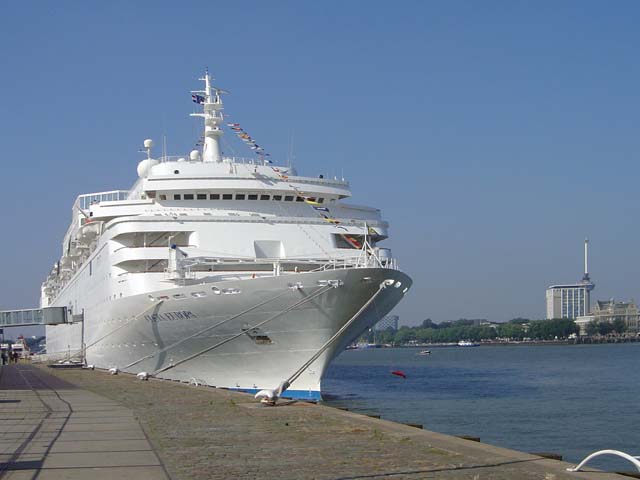 Cruiseschip ms Costa Europa van Costa Crociere aan de Cruise Terminal Rotterdam