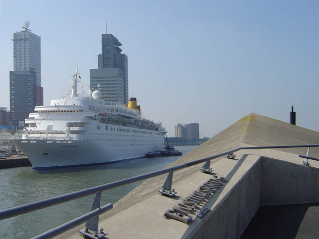 Cruiseschip ms Costa Europa van Costa Crociere aan de Cruise Terminal Rotterdam