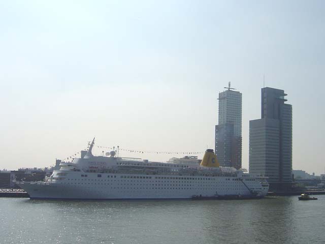 Cruiseschip ms Costa Europa van Costa Crociere aan de Cruise Terminal Rotterdam