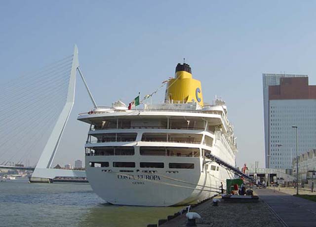 Cruiseschip ms Costa Europa van Costa Crociere aan de Cruise Terminal Rotterdam