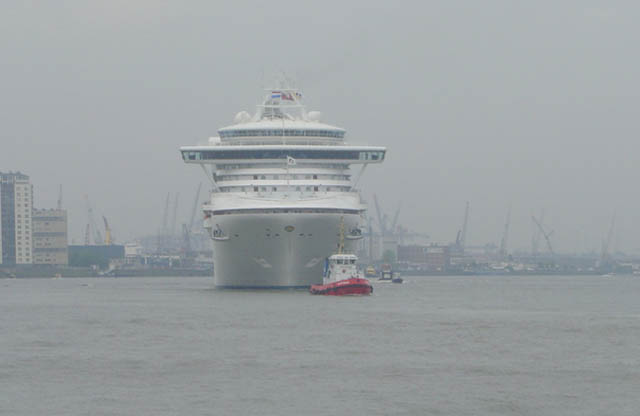 Cruiseschip ms Golden Princess van Princess Cruises aan de Cruise Terminal Rotterdam