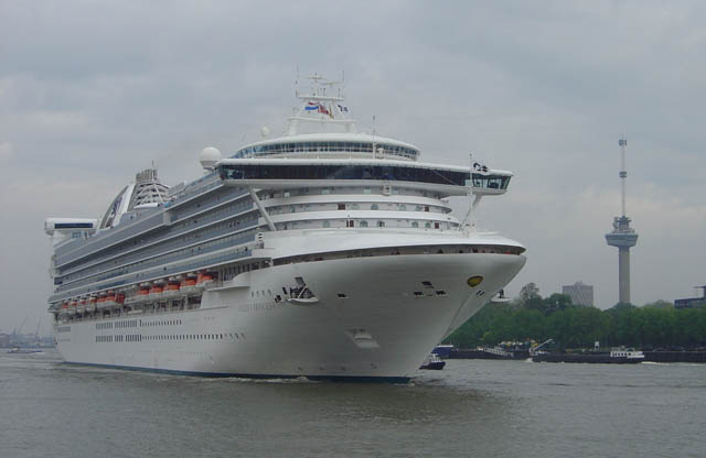 Cruiseschip ms Golden Princess van Princess Cruises aan de Cruise Terminal Rotterdam