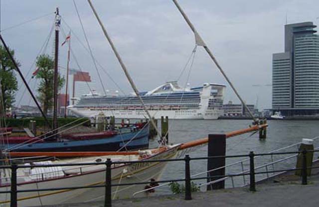 Cruiseschip ms Golden Princess van Princess Cruises aan de Cruise Terminal Rotterdam