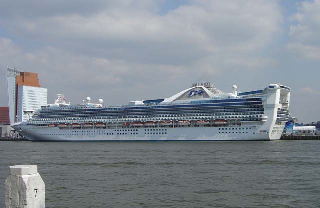 Cruiseschip ms Golden Princess van Princess Cruises aan de Cruise Terminal Rotterdam