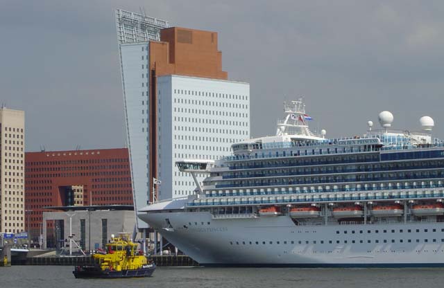 Cruiseschip ms Golden Princess van Princess Cruises aan de Cruise Terminal Rotterdam