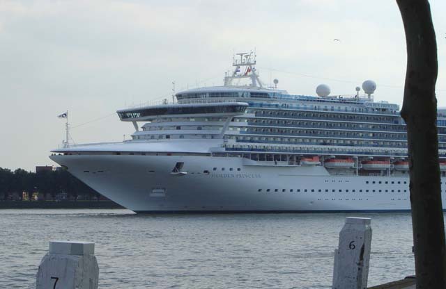 Cruiseschip ms Golden Princess van Princess Cruises aan de Cruise Terminal Rotterdam