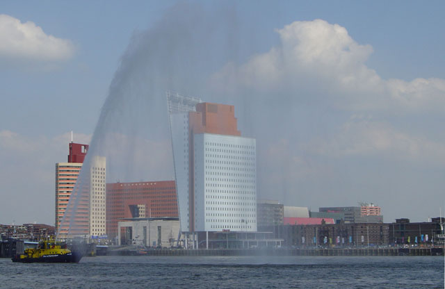 Cruiseschip ms Golden Princess van Princess Cruises aan de Cruise Terminal Rotterdam