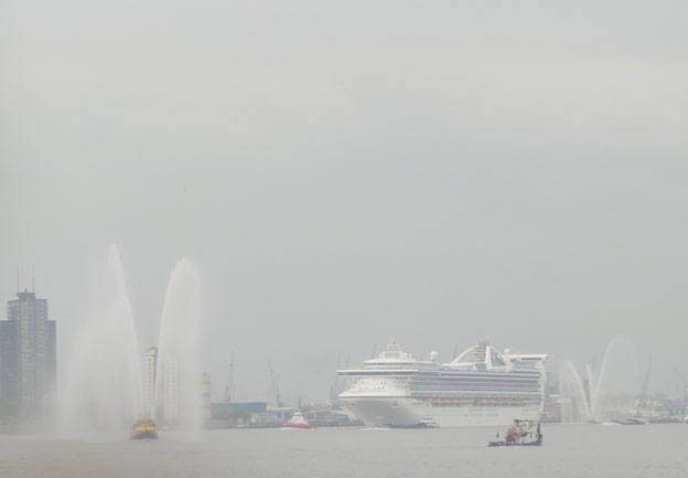 Cruiseschip ms Grand Princess van Princess Cruises aan de Cruise Terminal Rotterdam