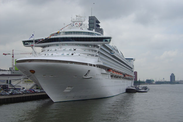 Cruiseschip ms Grand Princess van Princess Cruises aan de Cruise Terminal Rotterdam