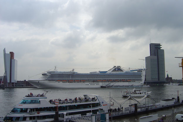 Cruiseschip ms Grand Princess van Princess Cruises aan de Cruise Terminal Rotterdam