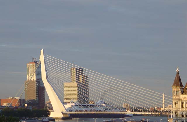 Cruiseschip ms Maasdam van de Holland America Line aan de Cruise Terminal Rotterdam