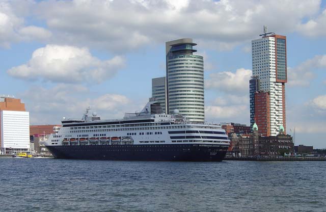 Cruiseschip ms Maasdam van de Holland America Line aan de Cruise Terminal Rotterdam