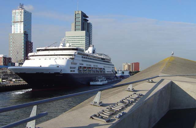 Cruiseschip ms Maasdam van de Holland America Line aan de Cruise Terminal Rotterdam