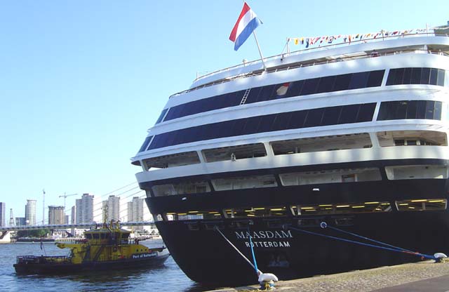 Cruiseschip ms Maasdam van de Holland America Line aan de Cruise Terminal Rotterdam