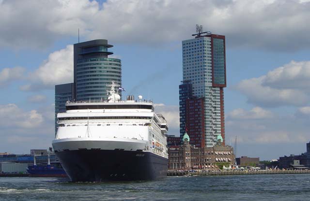 Cruiseschip ms Maasdam van de Holland America Line aan de Cruise Terminal Rotterdam