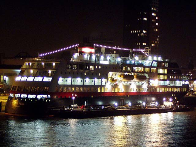 Cruiseschip ms Midnatsol van TFDS aan de Cruise Terminal Rotterdam