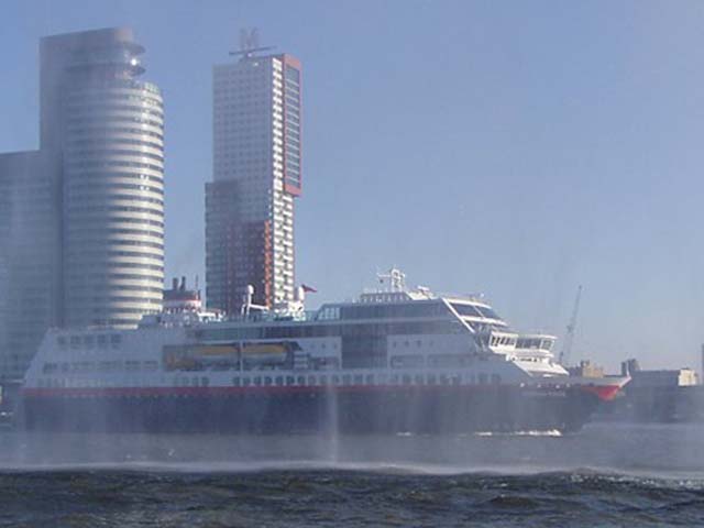 Cruiseschip ms Midnatsol van TFDS aan de Cruise Terminal Rotterdam