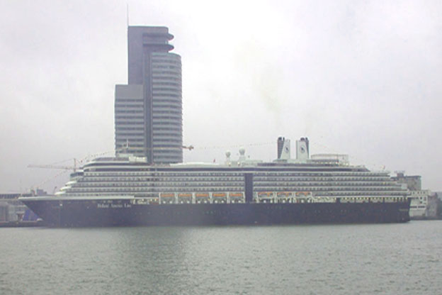Cruiseschip ms Oosterdam van de Holland America Line aan de Cruise Terminal Rotterdam