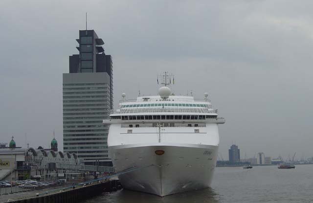 Cruiseschip ms Oriana van P&O aan de Cruise Terminal Rotterdam