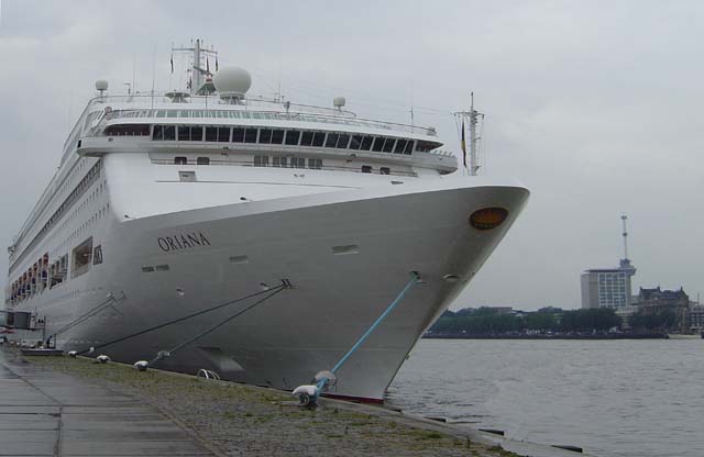 Cruiseschip ms Oriana van P&O aan de Cruise Terminal Rotterdam