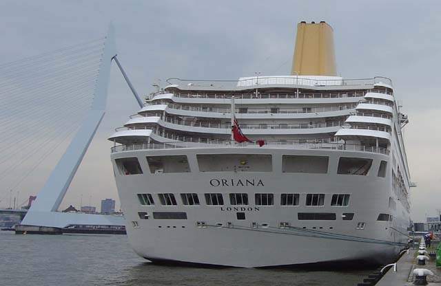 Cruiseschip ms Oriana van P&O aan de Cruise Terminal Rotterdam