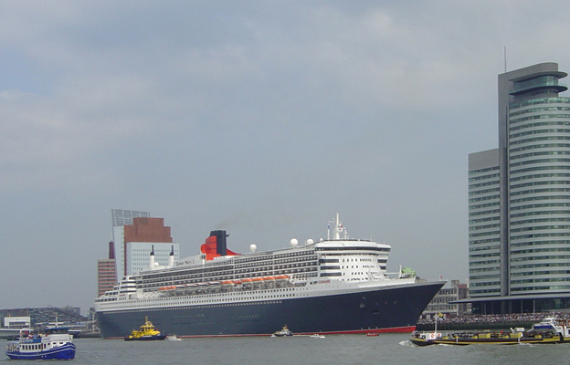 Cruiseschip ms Queen Mary II van Cunard Line aan de Cruise Terminal Rotterdam