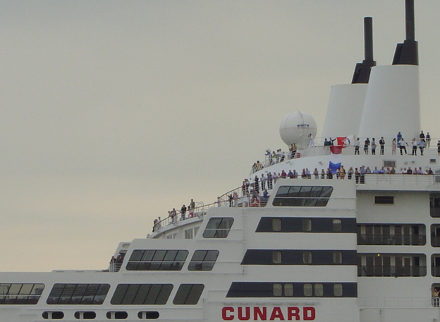 Cruiseschip ms Queen Mary II van Cunard Line aan de Cruise Terminal Rotterdam