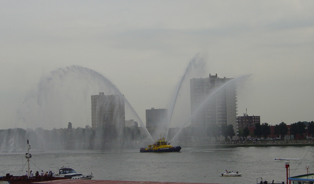 Cruiseschip ms Queen Mary II van Cunard Line aan de Cruise Terminal Rotterdam