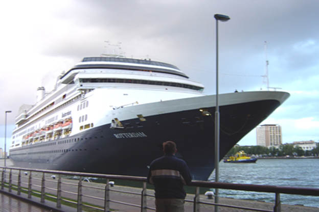 Cruiseschip ms Rotterdam van de Holland America Line aan de Cruise Terminal Rotterdam