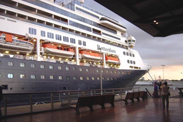 Cruiseschip ms Rotterdam van de Holland America Line aan de Cruise Terminal Rotterdam