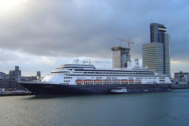 Cruiseschip ms Rotterdam van de Holland America Line aan de Cruise Terminal Rotterdam