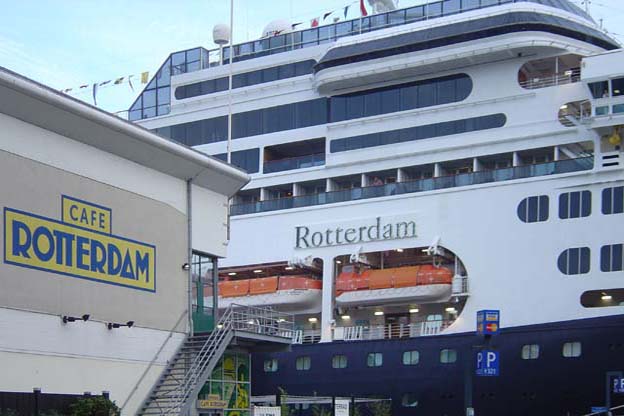 Cruiseschip ms Rotterdam van de Holland America Line aan de Cruise Terminal Rotterdam
