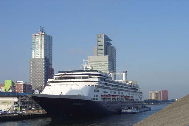 Cruiseschip ms Rotterdam van de Holland America Line aan de Cruise Terminal Rotterdam